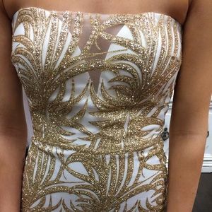 Super comfy! Gorgeous gold and white prom dress.